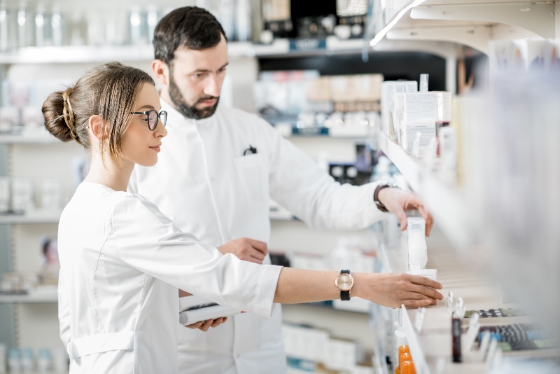 segretari di farmacia che espongono i prodotti