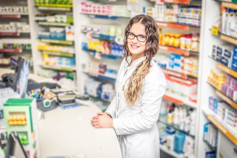 segretaria lavora al banco in farmacia
