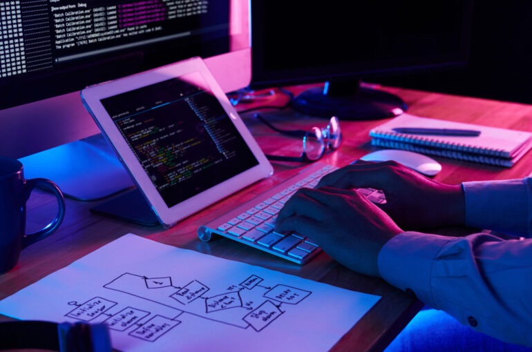 Full stack developer al lavoro.