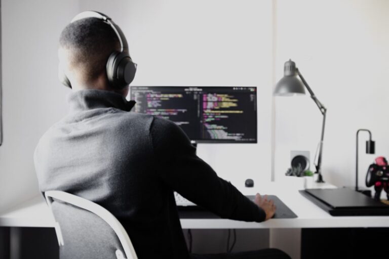 Full stack developer al lavoro.